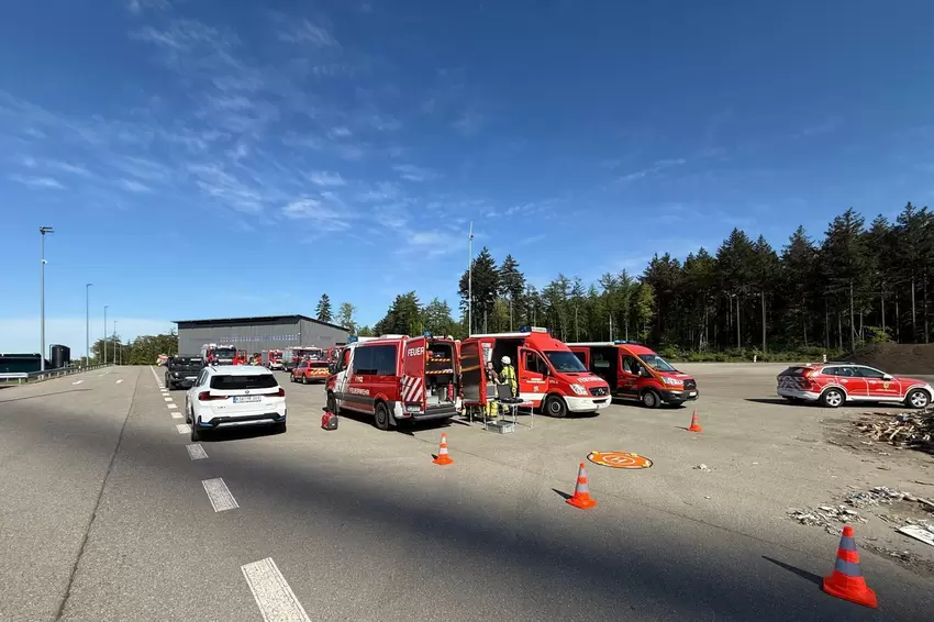 Auf dem Gelände der ZAK hat die Feuerwehr die Einsatzleitung aufgebaut.