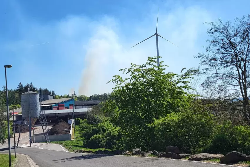 Die Rauchsäule war über dem ZAK-Gelände weithin sichtbar.