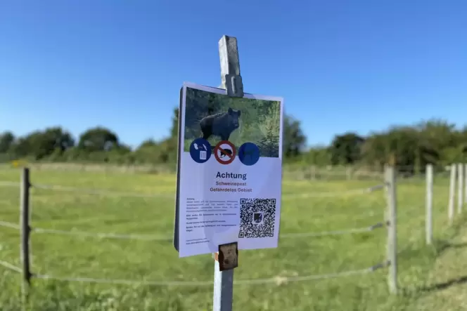Zäune und Warnschilder bei Lambsheim. Zäune und Warnschilder bei Lambsheim.