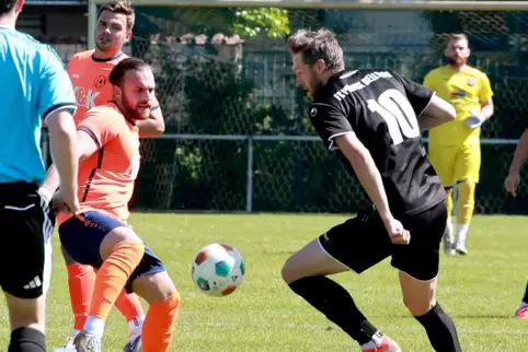  Der Lustadter Rexhep Mustafa (links) und Pascal Gaschott im Kampf um den Ball.