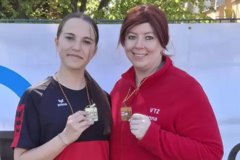 Mit Medaillen dekoriert: die VTZ-Hammerwerferinnen Hermine Mayer (links) und Trainerin Hanna Luxenburger.