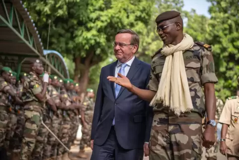 Malis Verteidigungsminister Sadio Camara, hier 2024 beim Besuch seines deutschen Amtskollegen Boris Pistorius, wurde am Wochenen