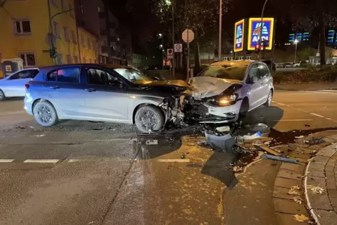 Die Anzahl der Unfälle auf den Straßen der Westpfalz – im Bild ist ein Zusammenstoß im Zentrum Kaiserslauterns zu sehen – ist im