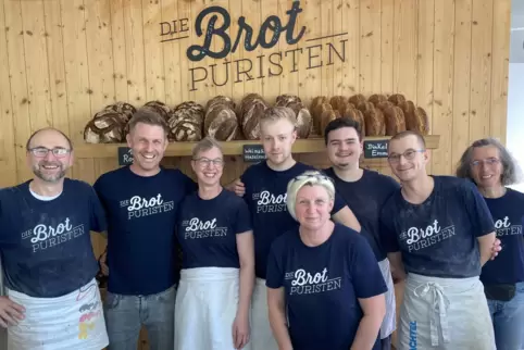 Brotpuristen: ein Teil der Belegschaft mit Inhaber Sebastian Däuwel (Zweiter von links).