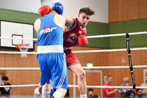 Sieger nach drei Runden im Mittelgewicht bis 75 kg: Nico Frank vom Boxclub Olympia Ramstein (in Rot) wird zum einstimmigen Punkt