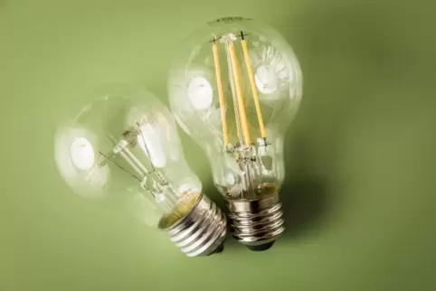 Eine Glühlampe und eine LED-Leuchte mit Glühfadenoptik. 