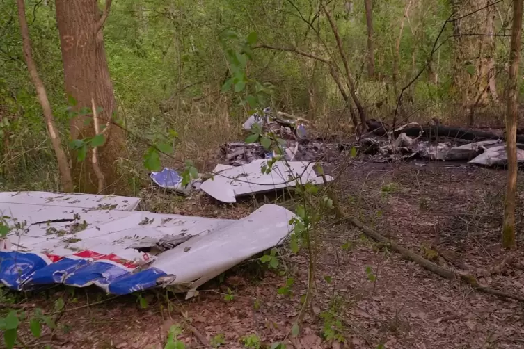 Unglück: Teile des Flugzeugwracks liegen im Speyerer Auwald verstreut.