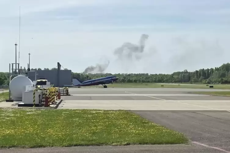 Das Bild entstand kurz nach Eintreffen der Rettungskr&auml;fte, die Rauchs&auml;ule ist zu sehen. 
