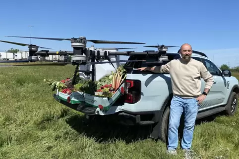 Marcus Förster mit seiner Drohne, die er für die Landwirtschaft nutzen kann. 