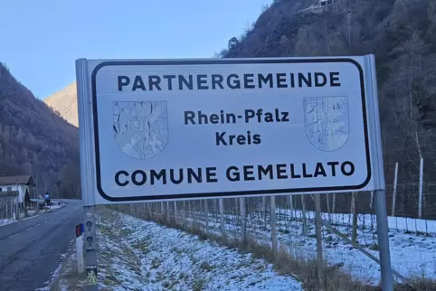 Auch wenn bei den Wappen der Lack schon ein bisschen abgeblättert ist – in Südtirol hält man die Partnerschaft mit dem Rhein-Pfa