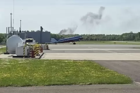 Blick vom Flugplatz auf den südlichen Auwald: abgestürztes Flugzeug qualmt. 