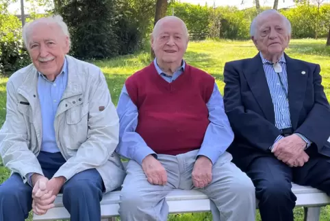 Seit so vielen Jahren der Sängervereinigung treu: (von links) Reinhard Roth, Wolfgang Hubach und Herbert Auerhammer haben viel m