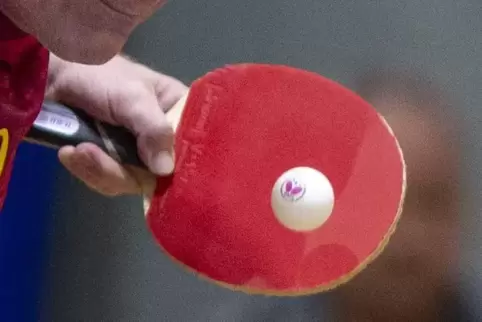 Tischtennisschläger mit Ball. 