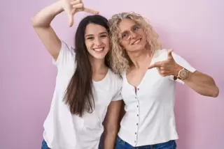 Mutter und Tochter können beste Freundinnen sein. Das muss aber nicht immer gut gehen. Vor allem, wenn die Mutter nach neuen Abe