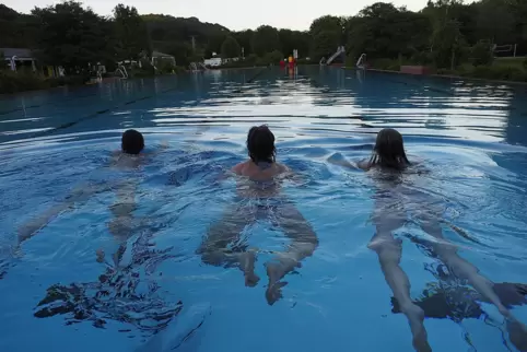 Zu den Ideen zählen regelmäßige Sternennacht-Partys im Freibad mit Musik und Kulinarischem. Das Foto entstand beim Mondscheinsch