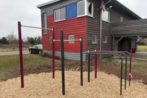  Calisthenics-Anlagen gibt es einige in der Pfalz. Diese kleinere steht in Lingenfeld.