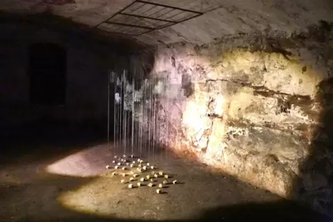  „Zwischen Schatten, Licht“ hat Judith Röder ihre Installation mit gravierten und versetzt aufgereihten Glasplatten genannt, der