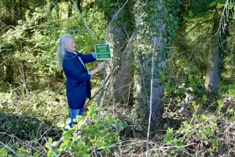 Barbara Schwarz hängt an ihrem Grundstück bei Winzeln die Jagdverbotsschilder auf. Vier Jahre, nachdem sie den Antrag gestellt h