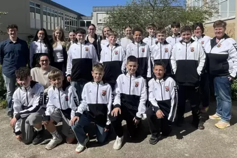 „Berlin, wir kommen“: Die U18-Tischtennis-Mädchen (hinten links) mit Lehrer Alexander Stengel (stehend links) und die U14-Handba