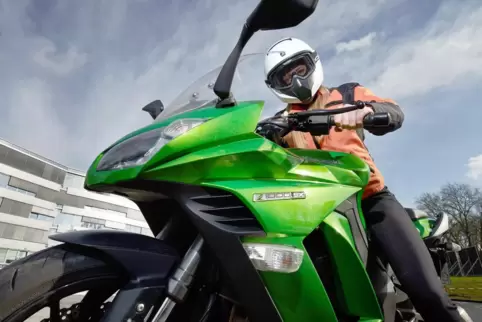 Wer ist der unbekannte Motorradfahrer? Ermittlungen nach wilder Fahrt in Speyer.