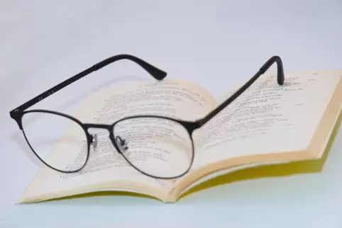 Die Lesebrille unseres Kolumnisten ist vor einigen Wochen spurlos verschwunden. Letztlich fand er sie oben auf dem Bücherschrank