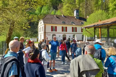 Eigentümer Vincent Verschoor (in der Mitte mit blauem T-Shirt) führt die Gruppe über das Gelände des Unterhammers. Dort hat scho