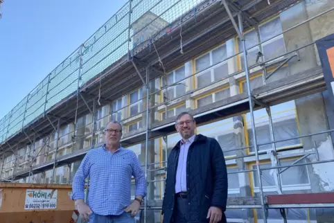 Vor der Reithalle mit dem markanten, aber bröckelnden Türmchen: die Investoren Frank Schmidt (links) und Michael Weber. 