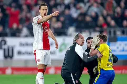 Die Drittliga-Partie Essen gegen Waldhof Mannheim stand nach einer Böllerdetonation kurz vor dem Abbruch. 