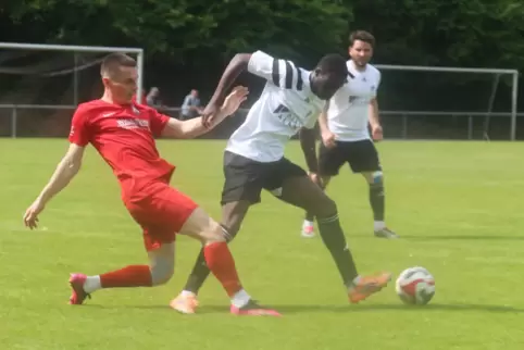 Steinwendens Anton Artemov (links) im Duell mit Mohamed Jalloh vom TuS Steinbach. Im Hintergrund: TuS-Spieler Lukas Krautschneid