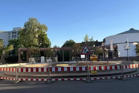 Abgesperrt: Der Brunnen auf dem Stephan-Cosacchi-Platz in Frankenthal wird derzeit saniert. 