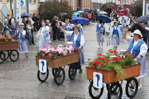 Mitglieder der Weiberbratenvereinigung beim Brezelfestumzug 2019.