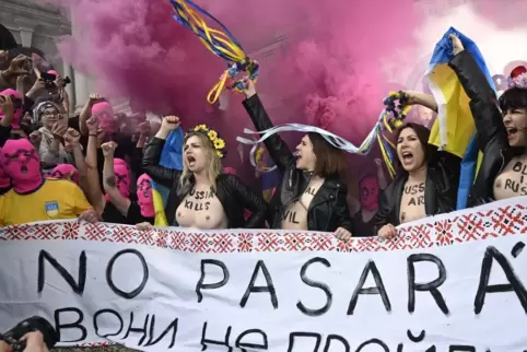 Kein Durchkommen: Protest von Pussy-Riot- und ukrainischen Femen-Aktivistinnen vor dem russischen Pavillon. Kein Durchkommen: Protest von Pussy-Riot- und ukrainischen Femen-Aktivistinnen vor dem russischen Pavillon.