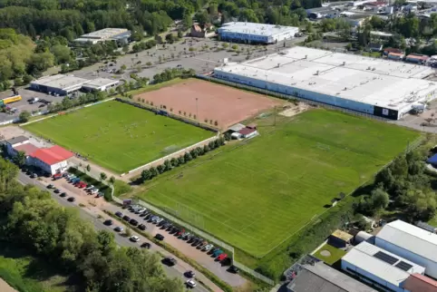 Wegen der Bauhof-Verlegung ist die Gemeinde im Gespräch mit dem 1. FC 08 Haßloch – hier das Vereinsgelände aus der Vogelperspekt