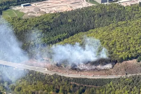 Wegen der Rauchentwicklung und der Löscharbeiten war die A63 am Sonntag vor zwei Wochen zwischen den Anschlussstellen Sembach un