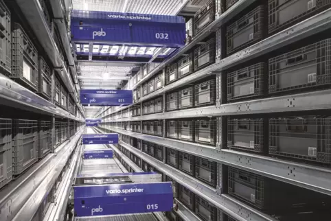 Integrierte Shuttlesysteme wie dieses sorgen im Lager dafür, dass Waren schnell eingelagert und bei Bedarf herausgeholt werden. 