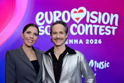 Das Moderationsduo für den 70. Eurovision Song Contest, Victoria Swarovski und Michael Ostrowski. 