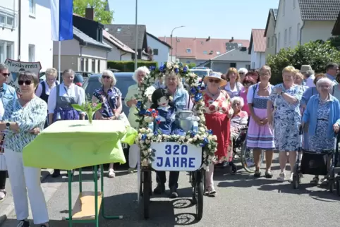 Die Weiberbratenvereinigung Berghausen hat ihren Geburtstag mit einem Ovationszug gefeiert. 