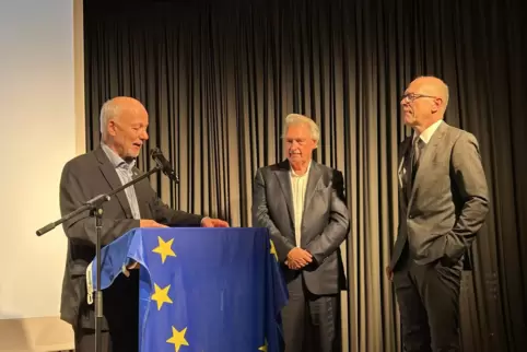 Jörg Saalbach (links) mit Jean Asselborn (Mitte) und Landaus Oberbürgermeister Dominik Geißler. Zuvor hatte sich der Luxemburger