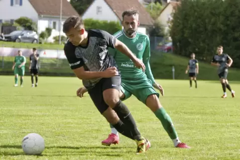 Er zeigte sich beeindruckt von einem gegnerischen Tor: Heiko Batista Meier, der Spielertrainer des SV Mackenbach (im schwarzen T