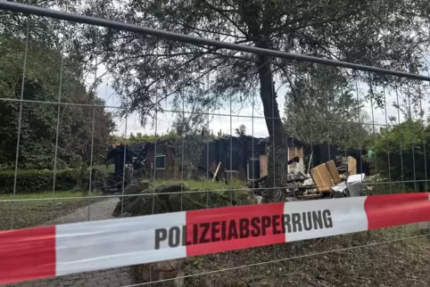 Abgebrannte Gaststätte: "Paradies am See" am Montag nach dem Brand.