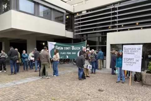 Mehr Parkplätze machen die Innenstadt unattraktiver, meinten die protestierenden Bürger vor dem Rathaus.