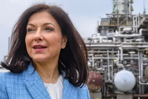 Wirtschaftsministerin Katherina Reiche (CDU) in der PCK-Raffinerie in Schwedt.