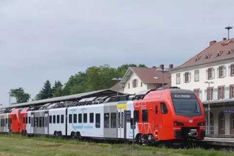 Bei Probefahrten sind die neuen Akku-Hybridtriebwagen schon auf ihren künftigen Einsatzstrecken zu sehen – wie hier im Bahnhof W