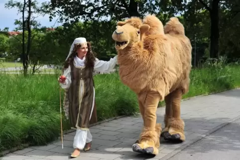 Beim Straßentheater war Sabine Pollato Kamelführerin. 