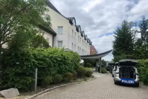 Am Dienstag vor dem Binshof-Hotel: Fahrzeuge der Polizei. 