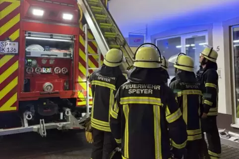 Am 11. Mai im Einsatz in der Kutschergasse: Wehrleute der Feuerwehr Speyer. 