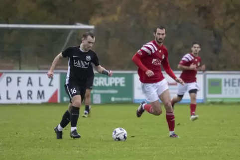Der Bodenheimer Nils Schäfer (links) wird im Hinspiel vom Steinbacher Ricki Schander verfolgt. Steinbach gewann 3:1, sowohl Schä