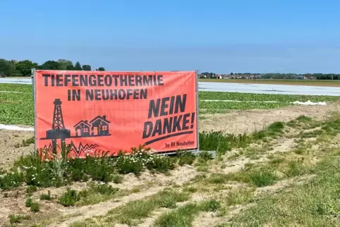 Steht an der Ortsausfahrt von Waldsee Richtung Neuhofen: ein Protestplakat der BI Neuhofen. Auf Neuhofener Gemarkung soll der Bo