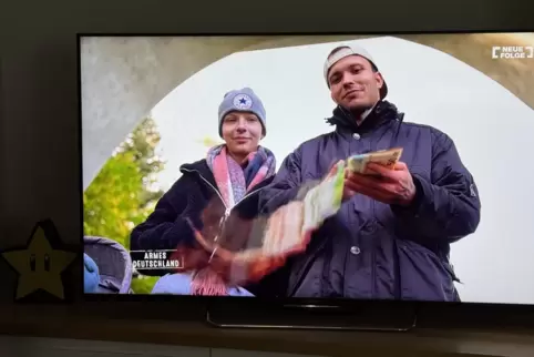 Der Fernsehsender RTL II begleitet Angelique und Mike in der Sendung „Armes Deutschland“. Die beiden erzählen darin davon, wie s