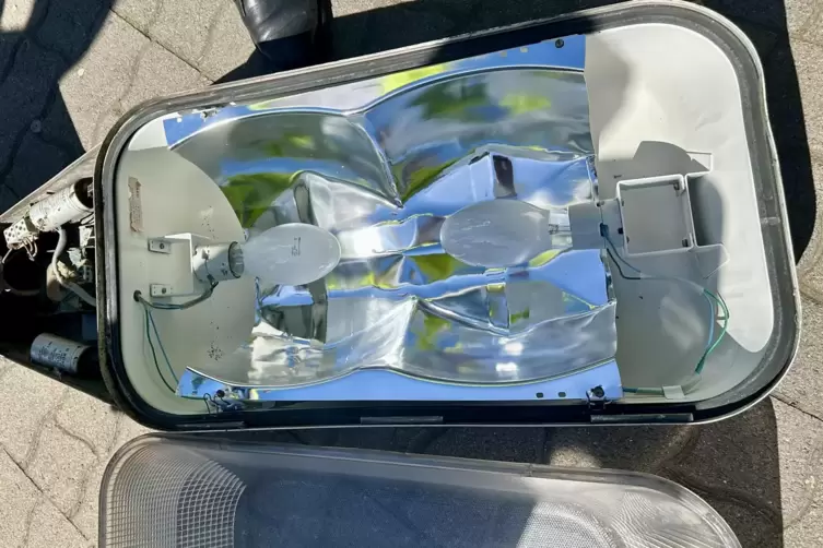 Teils 50 Jahre alt, aber im Inneren noch wie neu: Die Stra&szlig;enleuchten, die nun durch LED-Technik ersetzt werden.